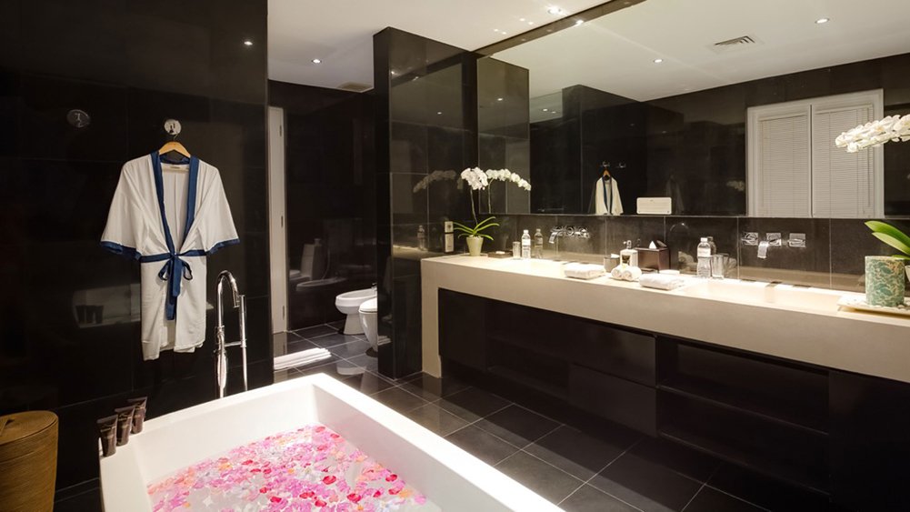 Grand Cliff Front Residence - Bathroom mirror